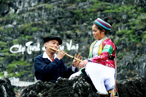 Đôi tình nhân trong mê cung đá