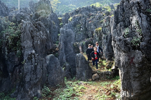 Trẻ con nô đùa trong mê cung đá