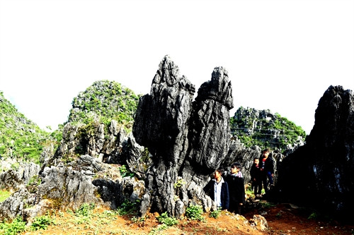 Những đứa trẻ đang ngắm nhìn kỳ quan của thiên nhiên hình tượng giống như người đàn ông và người đàn bà đang đứng bên nhau