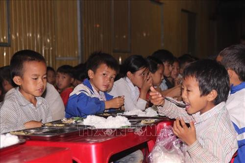Giờ ăn của các em học sinh trường Tiểu học Huồi Tụ 2. Ảnh: Bích Huệ - TTXVN Giờ ăn của các em học sinh trường Tiểu học Huồi Tụ 2. Ảnh: Bích Huệ - TTXVN