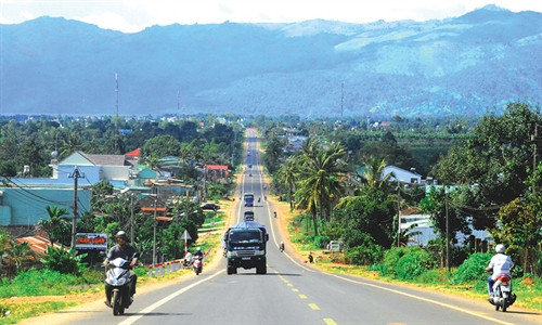 Đường Hồ Chí Minh-đoạn từ Pleiku đi Kon Tum. Ảnh: Minh Thi