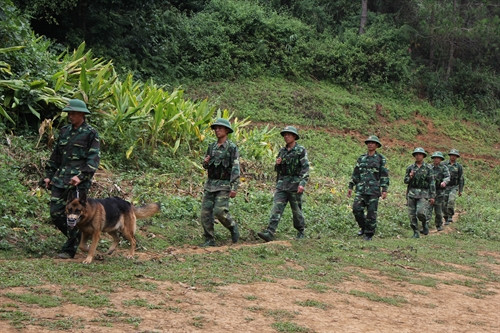 Trên đường tuần tra biên giới. Ảnh: Nguyễn Duy - TTXVN