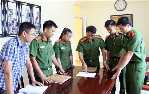 Lực lượng Công an huyện Tân Uyên lên kế hoạch, phương án đấu tranh phá án vận chuyển ma túy. Ảnh: TTXVN phát