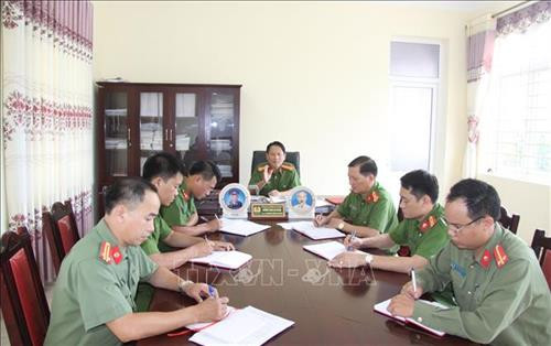 Công an huyện Tân Uyên họp bàn, triển khai nhiệm vụ cho cán bộ và chiến sĩ bám nắm địa bàn cơ sở. Ảnh: TTXVN phát Công an huyện Tân Uyên họp bàn, triển khai nhiệm vụ cho cán bộ và chiến sĩ bám nắm địa bàn cơ sở. Ảnh: TTXVN phát