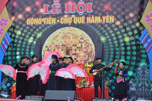 Lễ hội Động Tiên - Chợ quê Hàm Yên là lễ hội truyền thống, được tổ chức vào mùng 9 tháng Giêng âm lịch hàng năm. Ảnh: Phạm Minh Lễ hội Động Tiên - Chợ quê Hàm Yên được tổ chức với quy mô lớn, thu hút đông đảo đồng bào các dân tộc trong tỉnh và du khách đến tham quan, tìm về du xuân. Ảnh: Nam Phong Chợ quê Hàm Yên là nơi giới thiệu và bày bán những sản phẩm truyền thống của địa phương. Ảnh: Nam Phong Tại lễ hội Động Tiên và Chợ quê Hàm Yên còn diễn ra các trò chơi dân gian như: chọi dê, chọi gà, leo cột mỡ, bịt mắt bắt vịt, thi trâu khỏe, trâu đẹp, trâu nhanh... Ảnh: Nam Phong Lễ hội Động Tiên và Chợ quê Hàm Yên đã góp phần bảo tồn, giữ gìn bản sắc văn hóa truyền thống và là nơi gặp gỡ của bà con các dân tộc trên địa bàn tỉnh Tuyên Quang vào mỗi dịp đầu xuân. Ảnh: Phạm Minh Lễ hội Động Tiên - Chợ quê Hàm Yên là lễ hội truyền thống, được tổ chức vào mùng 9 tháng Giêng âm lịch hàng năm. Ảnh: Phạm Minh Lễ hội Động Tiên - Chợ quê Hàm Yên được tổ chức với quy mô lớn, thu hút đông đảo đồng bào các dân tộc trong tỉnh và du khách đến tham quan, tìm về du xuân. Ảnh: Nam Phong Chợ quê Hàm Yên là nơi giới thiệu và bày bán những sản phẩm truyền thống của địa phương. Ảnh: Nam Phong Tại lễ hội Động Tiên và Chợ quê Hàm Yên còn diễn ra các trò chơi dân gian như: chọi dê, chọi gà, leo cột mỡ, bịt mắt bắt vịt, thi trâu khỏe, trâu đẹp, trâu nhanh... Ảnh: Nam Phong Lễ hội Động Tiên và Chợ quê Hàm Yên đã góp phần bảo tồn, giữ gìn bản sắc văn hóa truyền thống và là nơi gặp gỡ của bà con các dân tộc trên địa bàn tỉnh Tuyên Quang vào mỗi dịp đầu xuân. Ảnh: Phạm Minh