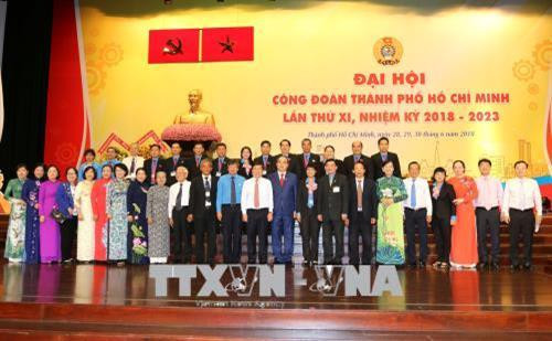 Bí thư Thành ủy Thành phố Hồ Chí Minh Nguyễn Thiện Nhân và Chủ tịch Tổng Liên đoàn Lao động Việt Nam Bùi Văn Cường chụp ảnh lưu niệm với các đại biểu dự đại hội. Ảnh: Thanh Vũ – TTXVN Bí thư Thành ủy Thành phố Hồ Chí Minh Nguyễn Thiện Nhân và Chủ tịch Tổng Liên đoàn Lao động Việt Nam Bùi Văn Cường chụp ảnh lưu niệm với các đại biểu dự đại hội. Ảnh: Thanh Vũ – TTXVN