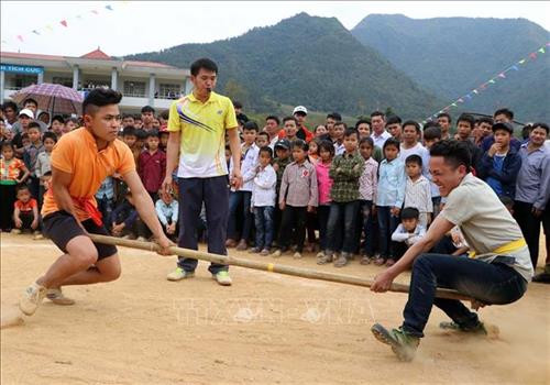 Du khách cùng người dân địa phương tham gia chơi Trống và Chiêng. Ảnh: Quý Trung – TTXVN Môn thi đẩy gậy tại lễ hội. Ảnh: Quý Trung - TTXVN Phần thi môn kéo co tại lễ hội. Ảnh: Quý Trung - TTXVN Các đội trình bày phần thi ẩm thực với các món ăn dân tộc. Ảnh: Quý Trung – TTXVN Ban tổ chức chấm thi ở nội dung ẩm thực của các xã tham dự tại lễ hội. Ảnh: Quý Trung – TTXVN Các vận động viên tham gia thi trò chơi Tó Má Lẹ, một trong những trò chơi dân gian dành cho nữ. Ảnh: Quý Trung - TTXVN Môn thi đẩy gậy tại lễ hội. Ảnh: Quý Trung - TTXVN Phần thi môn kéo co của các vận động viên của các xã tham dự. Ảnh: Quý Trung - TTXVN Du khách cùng người dân địa phương tham gia chơi Trống và Chiêng. Ảnh: Quý Trung – TTXVN Môn thi đẩy gậy tại lễ hội. Ảnh: Quý Trung - TTXVN Phần thi môn kéo co tại lễ hội. Ảnh: Quý Trung - TTXVN Các đội trình bày phần thi ẩm thực với các món ăn dân tộc. Ảnh: Quý Trung – TTXVN Ban tổ chức chấm thi ở nội dung ẩm thực của các xã tham dự tại lễ hội. Ảnh: Quý Trung – TTXVN Các vận động viên tham gia thi trò chơi Tó Má Lẹ, một trong những trò chơi dân gian dành cho nữ. Ảnh: Quý Trung - TTXVN Môn thi đẩy gậy tại lễ hội. Ảnh: Quý Trung - TTXVN Phần thi môn kéo co của các vận động viên của các xã tham dự. Ảnh: Quý Trung - TTXVN