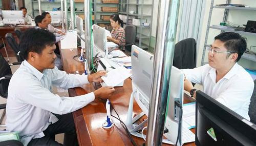 Việc thành lập và đưa vào hoạt động Trung tâm Phục vụ hành chính công của tỉnh và một số Trung tâm Hành chính công cấp huyện giúp hạn chế đi lại, tránh phiền hà cho người dân và doanh nghiệp, một phần trong kế hoạch sắp xếp tinh gọn bộ máy, nâng cao chất lượng hoạt động của hệ thống chính trị của tỉnh Long An. Ảnh: Báo Long An Online Việc thành lập và đưa vào hoạt động Trung tâm Phục vụ hành chính công của tỉnh và một số Trung tâm Hành chính công cấp huyện giúp hạn chế đi lại, tránh phiền hà cho người dân và doanh nghiệp, một phần trong kế hoạch sắp xếp tinh gọn bộ máy, nâng cao chất lượng hoạt động của hệ thống chính trị của tỉnh Long An. Ảnh: Báo Long An Online