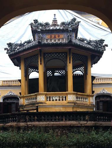 Đình Trung Lập án ngữ ngay lối ra vào cổng. Ảnh: Quốc Việt - TTXVN