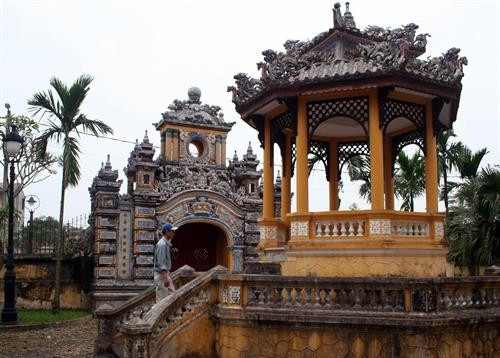 Đình Trung Lập án ngữ ngay lối ra vào cổng. Ảnh: Quốc Việt - TTXVN