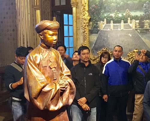 Các hoạt động trưng bày và triển lãm tại cung An Định luôn thu hút khách du lịch. Ảnh: Quốc Việt - TTXVN Các bức tranh tường cung An Định sau khi được phục hồi trong một dự án do CHLB Đức tài trợ. Ảnh: Quốc Việt - TTXVN Các hoạt động trưng bày và triển lãm tại cung An Định luôn thu hút khách du lịch. Ảnh: Quốc Việt - TTXVN