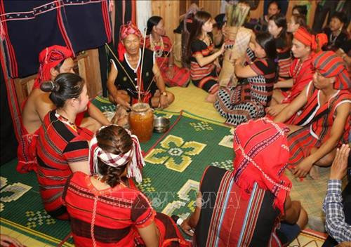 Hai họ ăn mừng tại nhà chú rể. Ảnh: Hồ Cầu-TTXVN Hai họ ăn mừng tại nhà chú rể. Ảnh: Hồ Cầu-TTXVN