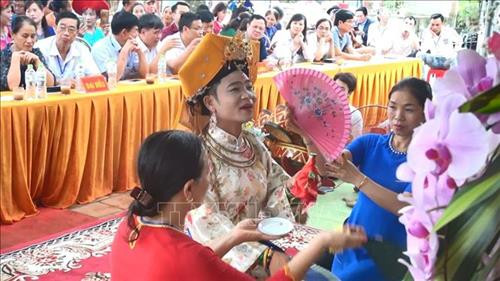 Mỗi giá chầu đồng thể hiện một sắc thái với những nét đặc sắc riêng biệt, cuốn hút. Ảnh: Khiếu Tư - TTXVN