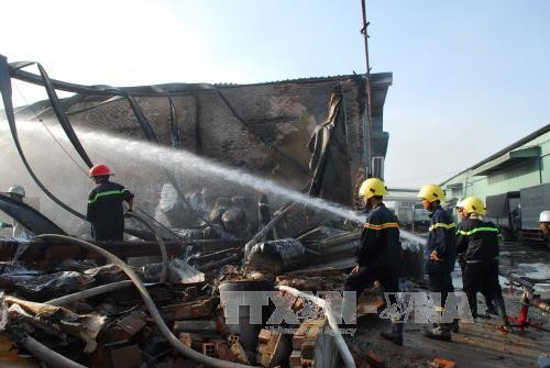 Lực lượng chữa cháy tích cực phun nước dập lửa. Ảnh: Mạnh Linh-TTXVN Lực lượng chữa cháy tích cực phun nước dập lửa. Ảnh: Mạnh Linh-TTXVN