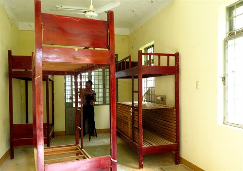Phòng học dùng làm nơi chứa giường đã hư hỏng Phòng học dùng làm nơi chứa giường đã hư hỏng