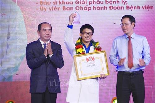 Bác sỹ Phạm Quang Thông nhận giải thưởng Phạm Ngọc Thạch năm 2019. Ảnh: TTXVN phát Bác sỹ Phạm Quang Thông nhận giải thưởng Phạm Ngọc Thạch năm 2019. Ảnh: TTXVN phát