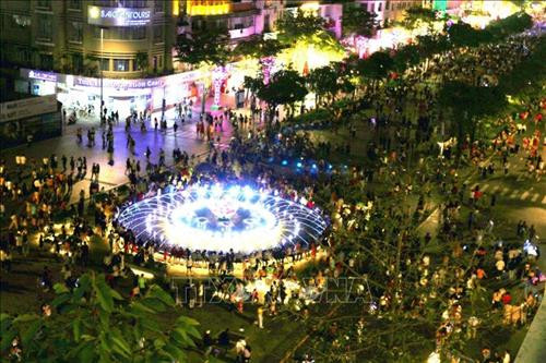 Phố đi bộ Nguyễn Huệ (Quận 1) Thành phố Hồ Chí Minh trước giờ đón chào năm mới 2020. Ảnh: Thanh Vũ - TTXVN