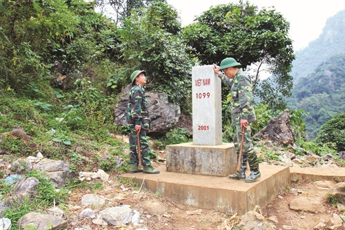 Bộ đội Biên phòng đồn Tân Thanh bên cột mốc biên cương