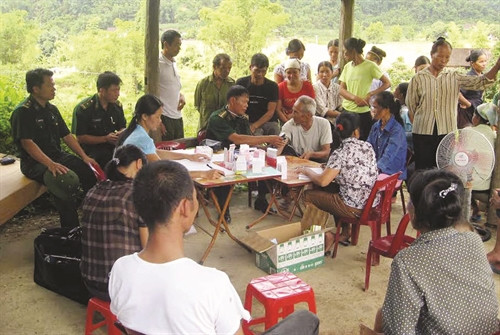 Bộ đội Biên phòng Đồn Na Hình tổ chức khám, chữa bệnh cho đồng bào