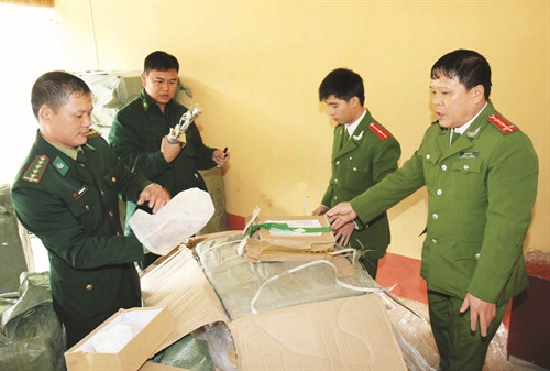 Chiến sĩ đồn Biên phòng Tân Thanh kiểm hàng hóa nhập lậu vừa bị bắt giữ