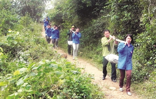 Bộ đội Biên phòng đồn Ba Sơn giúp đồng bào vận chuyển xi măng và vật liệu làm đường giao thông nông thôn