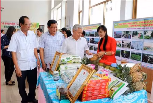 Lãnh đạo Tỉnh ủy Sóc Trăng tham quan các sản phẩm OCOP (mỗi xã một sản phẩm) của tỉnh. Ảnh: Trung Hiếu - TTXVN