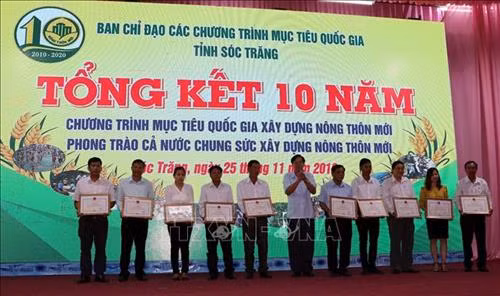 Lãnh đạo tỉnh Sóc Trăng trao Bằng khen cho các cá nhân có thành tích trong phong trào xây dựng nông thôn mới. Ảnh: Trung Hiếu - TTXVN
