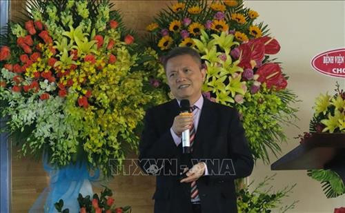 Giáo sư, Tiến sỹ Lê Ngọc Thành, Giám đốc Bệnh viện E Hà Nội - Chủ tịch Hội Phẫu thuật Tim mạch và Lồng ngực Việt Nam trình bày thành tựu trong phẫu thuật tim mạch nội soi. Ảnh: Đinh Hằng - TTXVN Giáo sư, Tiến sỹ Lê Ngọc Thành, Giám đốc Bệnh viện E Hà Nội - Chủ tịch Hội Phẫu thuật Tim mạch và Lồng ngực Việt Nam trình bày thành tựu trong phẫu thuật tim mạch nội soi. Ảnh: Đinh Hằng - TTXVN