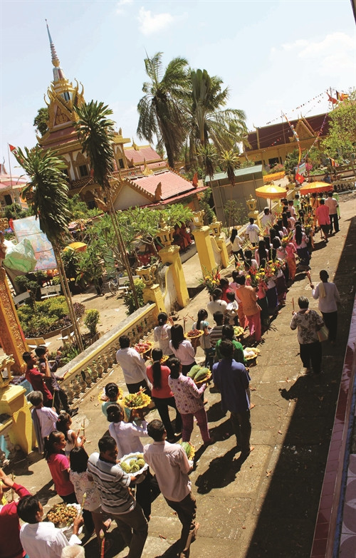 Nghi thức rước Maha Sangkran (đại lịch) đánh dấu giây phút giao thừa, chuyển giao giữa năm cũ và năm mới