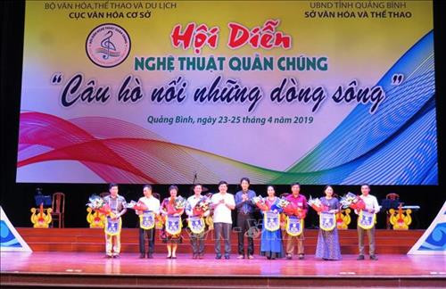 Ban tổ chức trao tặng cờ lưu niệm và hoa cho các đơn vị tham gia. Ảnh: Võ Dung - TTXVN Ban tổ chức trao tặng cờ lưu niệm và hoa cho các đơn vị tham gia. Ảnh: Võ Dung - TTXVN