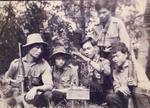 Du kích Tân Nhựt - Bình Chánh phổ biến cách đánh mìn định hướng (ảnh tư liệu). Ảnh: Phan Minh Hưng /TTXVN