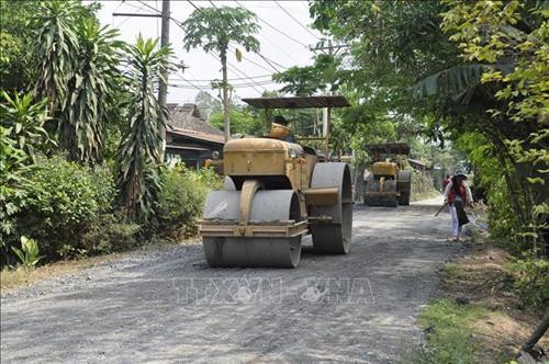 Đường nông thôn mới ở ấp 1A, xã Vĩnh Lộc A (huyện Bình Chánh) đang được cải tạo và xây dựng nhằm phát triển kinh tế địa phương. Ảnh: Phan Minh Hưng/TTXVN