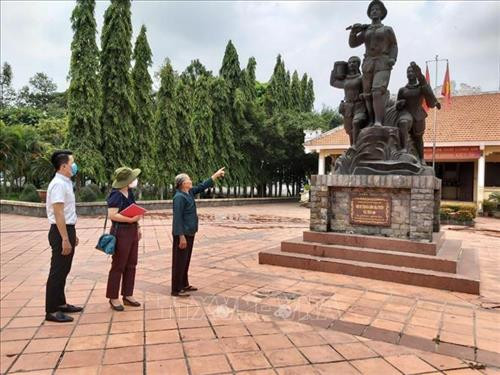 Cô Nguyễn Thị Khỏi - "cô Ba dầu cù là", nhân chứng sống của sự kiện đêm 15/6/1968 giới thiệu với phóng viên TTXVN về Di tích và tượng đài tưởng niệm các chiến sỹ và dân công hỏa tuyến Vĩnh Lộc Mậu Thân 1968. Ảnh: Phan Minh Hưng/TTXVN Cô Nguyễn Thị Khỏi - "cô Ba dầu cù là", nhân chứng sống của sự kiện đêm 15/6/1968 giới thiệu với phóng viên TTXVN về Di tích và tượng đài tưởng niệm các chiến sỹ và dân công hỏa tuyến Vĩnh Lộc Mậu Thân 1968. Ảnh: Phan Minh Hưng/TTXVN
