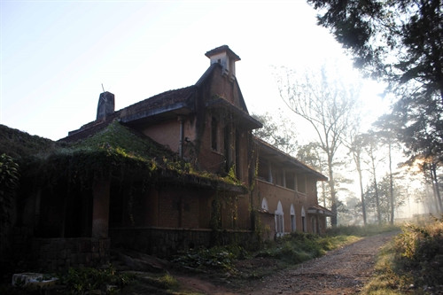 Một góc Nhà nguyện dòng Franciscaines Đà Lạt. Một góc Nhà nguyện dòng Franciscaines Đà Lạt.