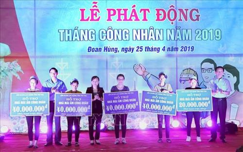 Lãnh đạo Liên đoàn Lao động tỉnh Phú Thọ trao tượng trưng số tiền hỗ trợ xây dựng và sửa chữa Nhà mái ấm công đoàn cho 5 đoàn viên có hoàn cảnh khó khăn của huyện Đoan Hùng. Ảnh: Trung Kiên-TTXVN Lãnh đạo Liên đoàn Lao động tỉnh Phú Thọ trao tượng trưng số tiền hỗ trợ xây dựng và sửa chữa Nhà mái ấm công đoàn cho 5 đoàn viên có hoàn cảnh khó khăn của huyện Đoan Hùng. Ảnh: Trung Kiên-TTXVN