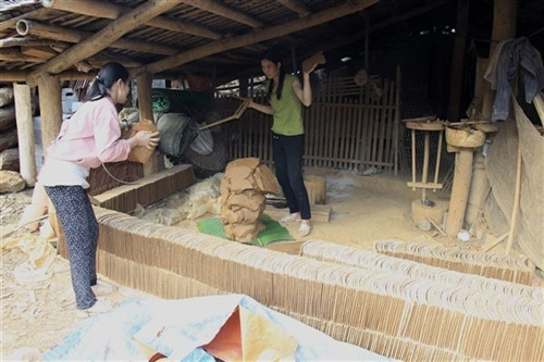 Pha trộn các loại đất nguyên liệu, loại bỏ tạp chất.