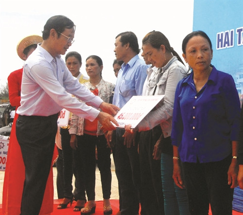 Tổ chức trao tiền hỗ trợ cho ngư dân nghèo bám biển Tổ chức trao tiền hỗ trợ cho ngư dân nghèo bám biển