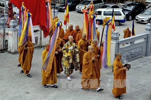 Rước lễ cung nghinh chư tôn giáo phẩm Hội đồng Chứng minh. Ảnh: Thế Anh-TTXVN