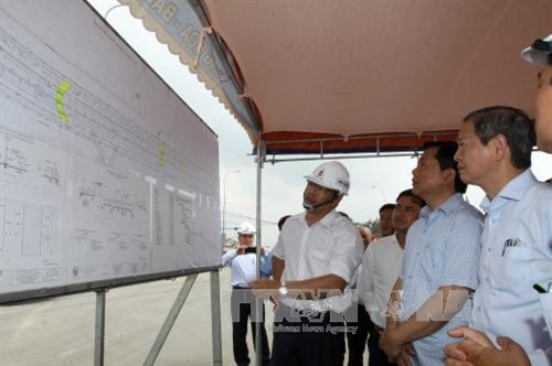 Bí thư Thành ủy Đinh La Thăng thăm công trình tại nút giao thông hoàn chỉnh, Quận 9. Ảnh: Thanh Vũ-TTXVN Bí thư Thành ủy Đinh La Thăng thăm công trình tại nút giao thông hoàn chỉnh, Quận 9. Ảnh: Thanh Vũ-TTXVN