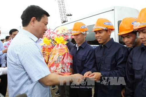 Bí thư Thành ủy Đinh La Thăng thăm, chúc Tết công nhân đang thi công công trình tại nút giao thông hoàn chỉnh, Quận 9. Ảnh: Thanh Vũ-TTXVN Bí thư Thành ủy Đinh La Thăng thăm, chúc Tết công nhân đang thi công công trình tại nút giao thông hoàn chỉnh, Quận 9. Ảnh: Thanh Vũ-TTXVN