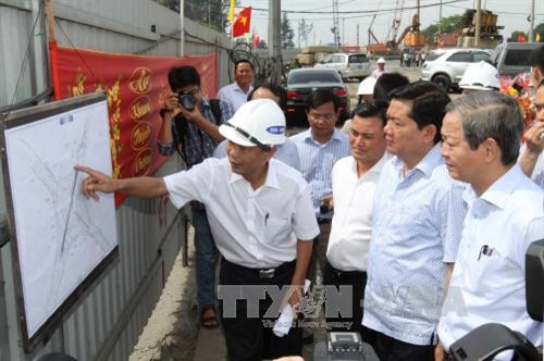 Bí thư Thành ủy Đinh La Thăng thăm công trình xây dựng nút giao thông Mỹ Thủy, Quận 2. Ảnh: Thanh Vũ-TTXVN Bí thư Thành ủy Đinh La Thăng thăm công trình xây dựng nút giao thông Mỹ Thủy, Quận 2. Ảnh: Thanh Vũ-TTXVN