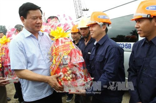 Bí thư Thành ủy Đinh La Thăng thăm, chúc Tết công nhân đang thi công nút giao thông Mỹ Thủy, Quận 2. Ảnh: Thanh Vũ-TTXVN Bí thư Thành ủy Đinh La Thăng thăm, chúc Tết công nhân đang thi công nút giao thông Mỹ Thủy, Quận 2. Ảnh: Thanh Vũ-TTXVN