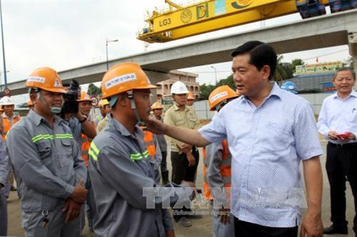 Bí thư Thành ủy Đinh La Thăng chúc Tết, động viên công nhân đang thi công công trình tại nút giao thông hoàn chỉnh, Quận 9. Ảnh: Thanh Vũ-TTXVN Bí thư Thành ủy Đinh La Thăng chúc Tết, động viên công nhân đang thi công công trình tại nút giao thông hoàn chỉnh, Quận 9. Ảnh: Thanh Vũ-TTXVN