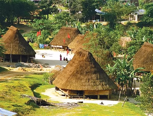 Nhà ở truyền thống của người Tà Riềng ở thôn Đắk Ốc, xã La Dê, Nam Giang. Nhà ở truyền thống của người Tà Riềng ở thôn Đắk Ốc, xã La Dê, Nam Giang.