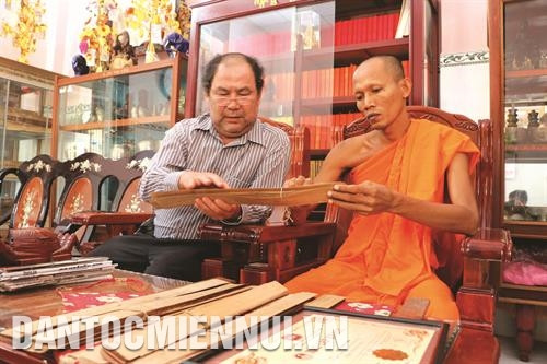 Hòa thượng Chau Sóc Pholly, Sư cả chùa Xvayton ở thị trấn Tri Tôn, huyện Tri Tôn (An Giang), người cất giữ bộ Kinh lá Buông lớn nhất Việt Nam gồm 120 cuốn. Ảnh: Công Mạo Hòa thượng Chau Sóc Pholly, Sư cả chùa Xvayton ở thị trấn Tri Tôn, huyện Tri Tôn (An Giang), người cất giữ bộ Kinh lá Buông lớn nhất Việt Nam gồm 120 cuốn. Ảnh: Công Mạo