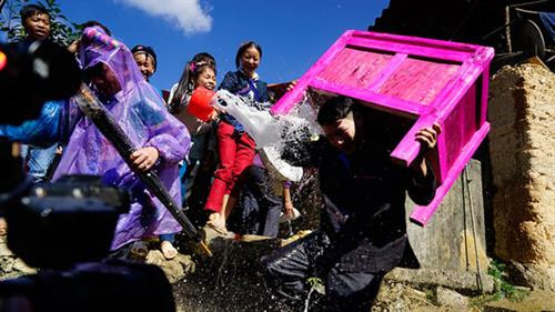 Nhà trai mổ lợn, chuẩn bị mang 100kg thịt đến nhà gái - Ảnh: Ngọc Bằng Bên nhà trai chuẩn bị cơm nước - Ảnh: Ngọc Bằng Nhà trai đưa đồ lễ gồm 6 người mang rượu thịt để nhà gái tổ chức lễ cưới mời anh em họ hàng trong làng tới dự đám cưới - Ảnh: Ngọc Bằng Phong tục té nước của nhà gái vào đoàn nhà trai với mong muốn hai vợ chồng hạnh phúc - Ảnh: Ngọc Bằng Nhà trai bàn giao rượu và thịt lợn cho nhà gái - Ảnh: Ngọc Bằng Ngày thứ hai, đoàn nhà trai mang lễ vật đến và dự cưới bên nhà gái - Ảnh: Ngọc Bằng Đoàn nhà gái té nước làm lễ cho nhà trai - Ảnh: Ngọc Bằng Họ hàng ăn uống vui vẻ - Ảnh: Ngọc Bằng Giao lễ vật - Ảnh: Ngọc Bằng Thầy cúng làm lễ - Ảnh: Ngọc Bằng Chuẩn bị trang phục cho cô dâu - Ảnh: Ngọc Bằng Cô dâu được bế lên ngựa để về nhà trai - Ảnh: Ngọc Bằng Chú rể quỳ làm lễ khi hai vợ chồng về nhà trai - Ảnh: Ngọc Bằng Chú rể cởi khăn bịt mặt cho cô dâu - Ảnh: Ngọc Bằng Đám cưới tổ chức tại nhà trai rất vui vẻ - Ảnh: Ngọc Bằng