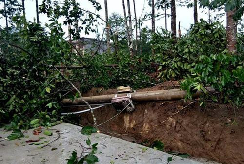 Nhiều trụ điện bị gió quật gãy gây mất điện nhiều giờ. Ảnh: nld.com.vn Nhiều trụ điện bị gió quật gãy gây mất điện nhiều giờ. Ảnh: nld.com.vn
