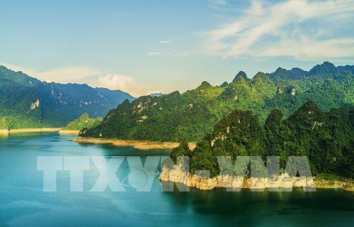 Những dãy núi chạy dài ra phía sông Gâm như những con rồng lao mình ra phái biển. Khung cảnh được ví như Hạ Long trên cạn của Hồ Na Hang thực sự khiến cho du khách bị mê hoặc bởi cảnh quan sông núi, rừng nguyên sinh huyền ảo và thơ mộng. Ảnh: Trọng Đạt – TTXVN Những dãy núi chạy dài ra phía sông Gâm như những con rồng lao mình ra phái biển. Khung cảnh được ví như Hạ Long trên cạn của Hồ Na Hang thực sự khiến cho du khách bị mê hoặc bởi cảnh quan sông núi, rừng nguyên sinh huyền ảo và thơ mộng. Ảnh: Trọng Đạt – TTXVN