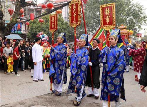 Đoàn rước đi qua trước chùa làng Triều Khúc. Ảnh: Hoàng Hùng - TTXVN Đoàn rước sang đình Sắc làm lễ. Ảnh: Hoàng Hùng - TTXVN Rước long bào nhà vua về hậu cung đình Đại. Ảnh: Hoàng Hùng - TTXVN Đoàn rước làm lễ trước chùa làng Triều Khúc. Ảnh: Hoàng Hùng - TTXVN Biểu diễn múa rồng tại hội làng. Ảnh: Hoàng Hùng - TTXVN Đoàn rước sang đình Sắc làm lễ. Ảnh: Hoàng Hùng - TTXVN Điệu múa cổ "Con đĩ đánh bồng" do các chàng trai trong làng Triều Khúc giả gái thực hiện thu hút đông đảo người xem. Ảnh: Hoàng Hùng - TTXVN Tương truyền khi xưa, Phùng Hưng sau khi đánh thắng giặc Đường thì nghỉ chân tại thành Tống Bình (làng Triều Khúc ngày nay). Ngài lệnh cho một số lính nam cải trang thành nữ múa để khích lệ tinh thần quân sĩ sau này điệu múa trở thành điệu múa có một không hai của hội làng Triều Khúc. Ảnh: Hoàng Hùng - TTXVN Đoàn rước đi qua trước chùa làng Triều Khúc. Ảnh: Hoàng Hùng - TTXVN Đoàn rước sang đình Sắc làm lễ. Ảnh: Hoàng Hùng - TTXVN Rước long bào nhà vua về hậu cung đình Đại. Ảnh: Hoàng Hùng - TTXVN Đoàn rước làm lễ trước chùa làng Triều Khúc. Ảnh: Hoàng Hùng - TTXVN Biểu diễn múa rồng tại hội làng. Ảnh: Hoàng Hùng - TTXVN Đoàn rước sang đình Sắc làm lễ. Ảnh: Hoàng Hùng - TTXVN Điệu múa cổ "Con đĩ đánh bồng" do các chàng trai trong làng Triều Khúc giả gái thực hiện thu hút đông đảo người xem. Ảnh: Hoàng Hùng - TTXVN Tương truyền khi xưa, Phùng Hưng sau khi đánh thắng giặc Đường thì nghỉ chân tại thành Tống Bình (làng Triều Khúc ngày nay). Ngài lệnh cho một số lính nam cải trang thành nữ múa để khích lệ tinh thần quân sĩ sau này điệu múa trở thành điệu múa có một không hai của hội làng Triều Khúc. Ảnh: Hoàng Hùng - TTXVN