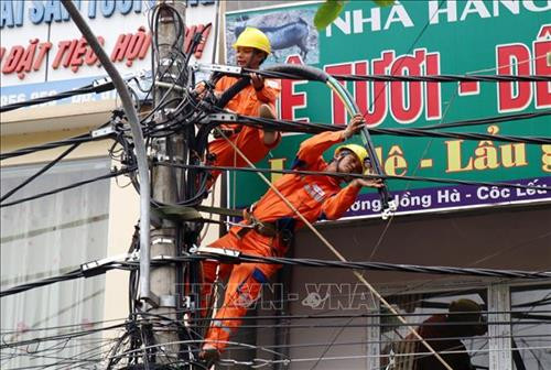 Cán bộ điện lực thành phố Lào Cai sửa chữa đường điện trong địa bàn. Ảnh: Quốc Khánh - TTXVN Cán bộ điện lực thành phố Lào Cai sửa chữa đường điện trong địa bàn. Ảnh: Quốc Khánh - TTXVN